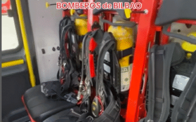 NUESTRAS JOVENES VISITAN EL PARQUE DE BOMBEROS DE BILBAO